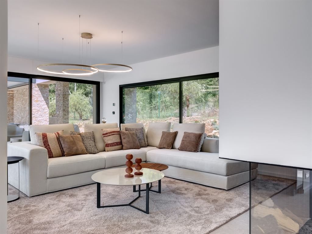 luxury villa 5 Rooms for sale on TOURRETTES (83440)