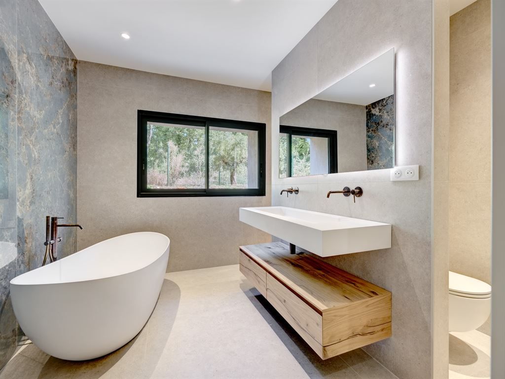 luxury villa 5 Rooms for sale on TOURRETTES (83440)