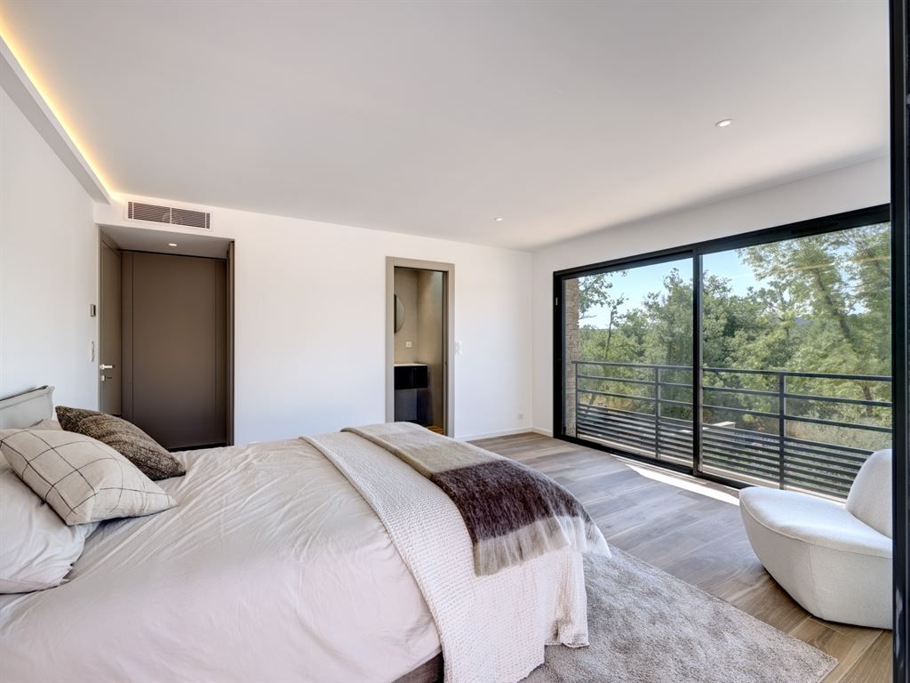 luxury villa 5 Rooms for sale on TOURRETTES (83440)