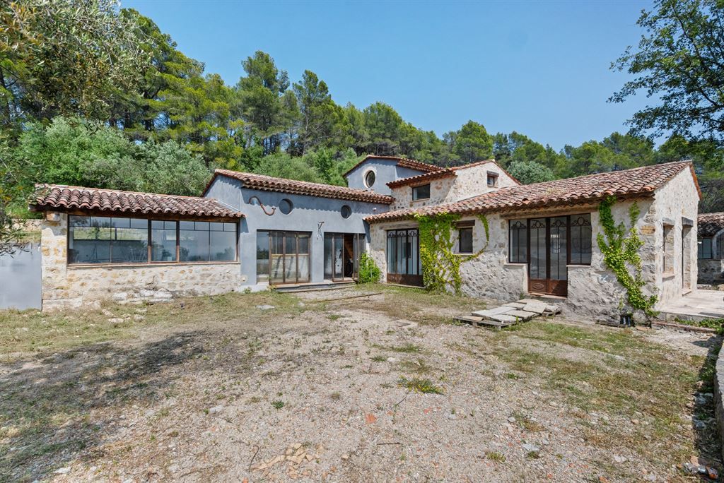 luxury provencale house 6 Rooms for sale on TOURRETTES (83440)