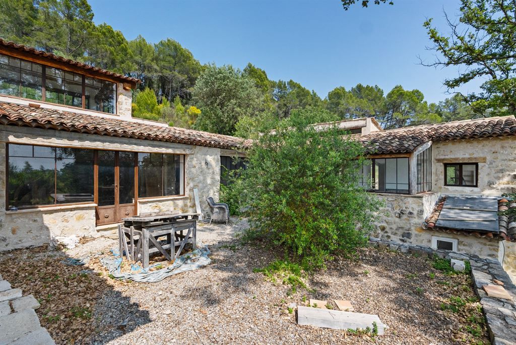 luxury provencale house 6 Rooms for sale on TOURRETTES (83440)