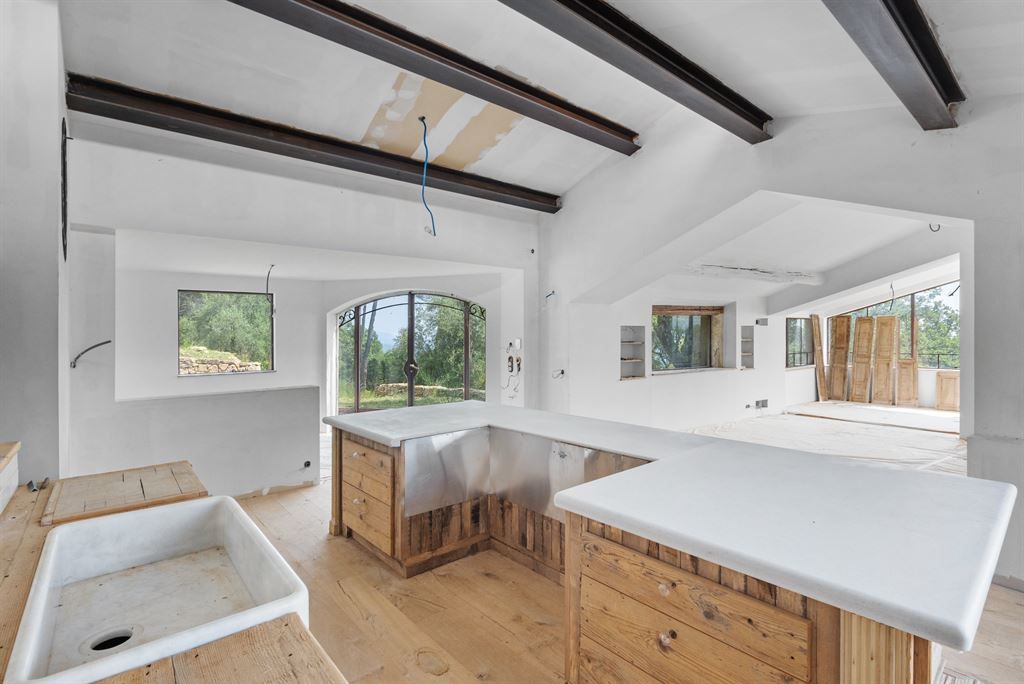 luxury provencale house 6 Rooms for sale on TOURRETTES (83440)