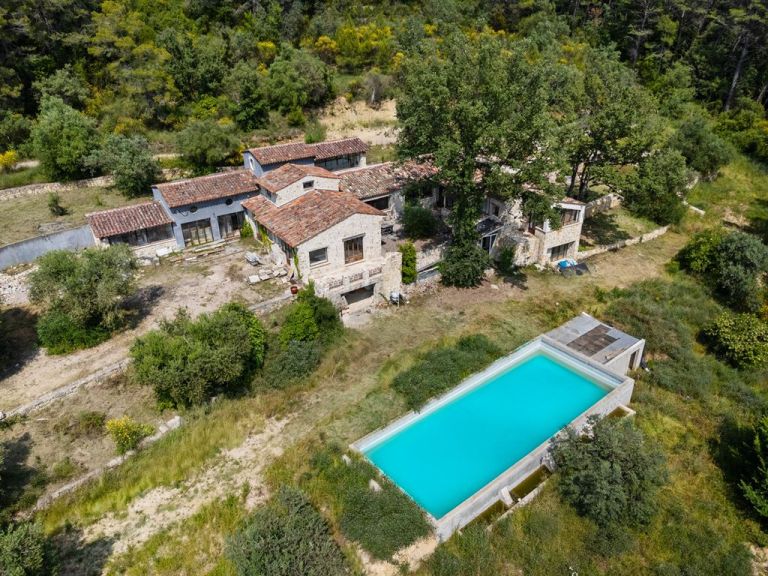 luxury provencale house 6 Rooms for sale on TOURRETTES (83440)