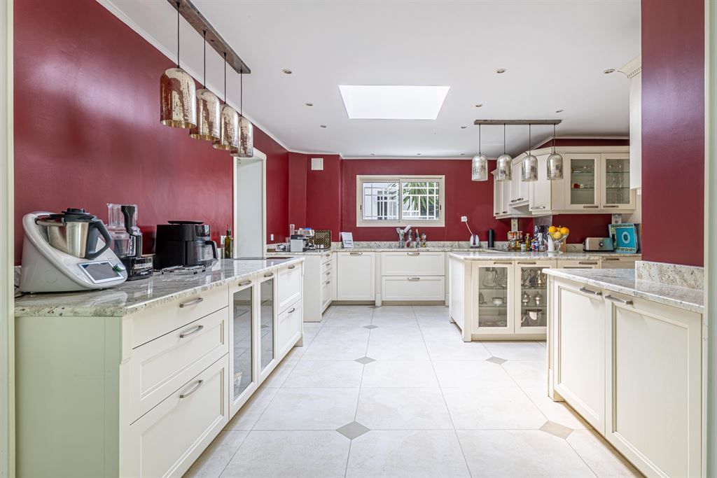 luxury villa 9 Rooms for sale on VALBONNE (06560)