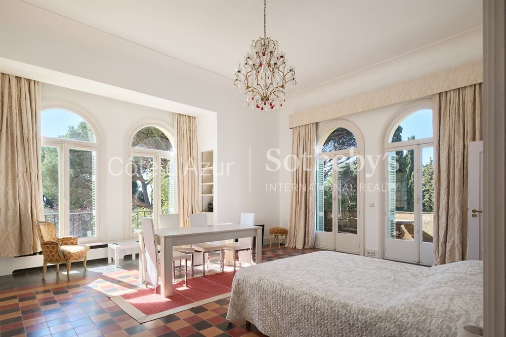 castle 39 Rooms for sale on BIOT (06410)