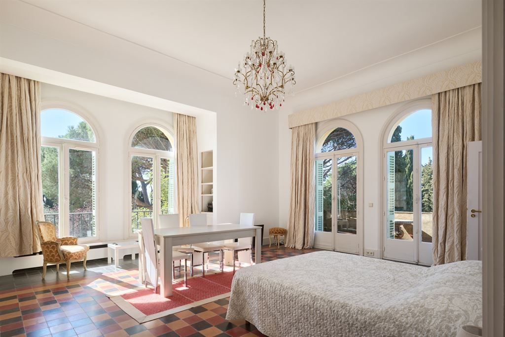 castle 39 Rooms for sale on BIOT (06410)