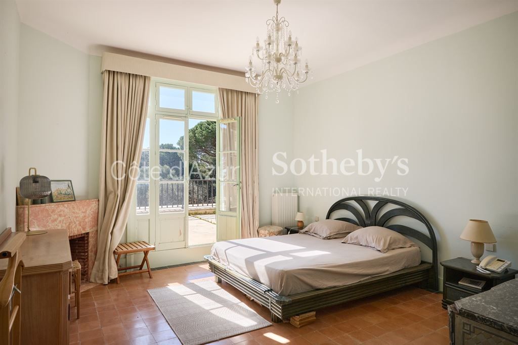 castle 39 Rooms for sale on BIOT (06410)