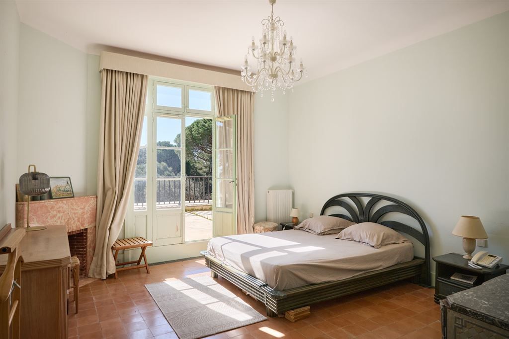 castle 39 Rooms for sale on BIOT (06410)