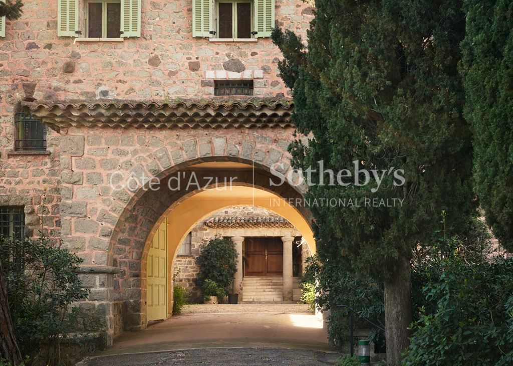 castle 39 Rooms for sale on BIOT (06410)