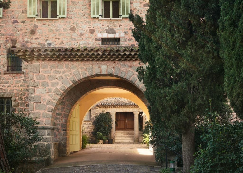 castle 39 Rooms for sale on BIOT (06410)