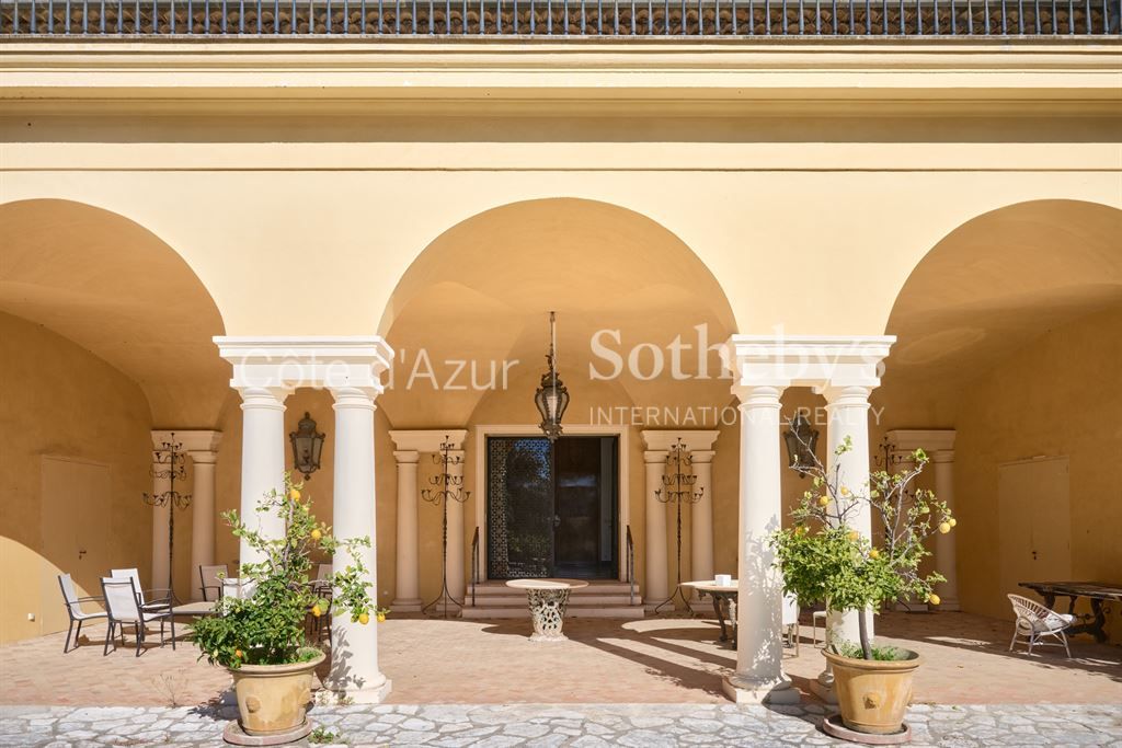 castle 39 Rooms for sale on BIOT (06410)