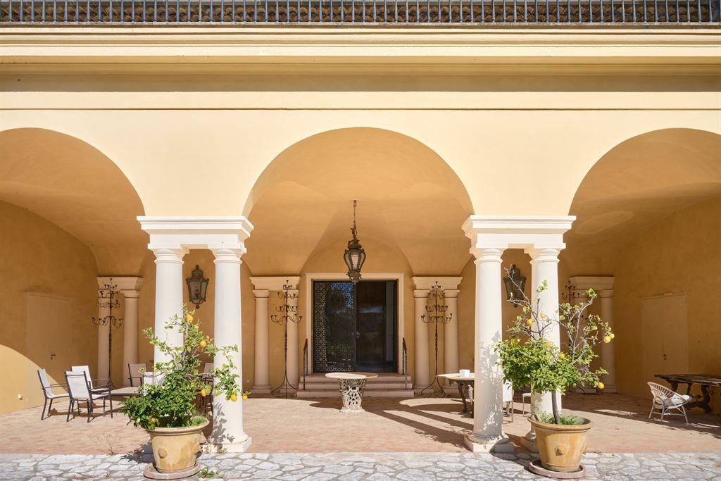 castle 39 Rooms for sale on BIOT (06410)