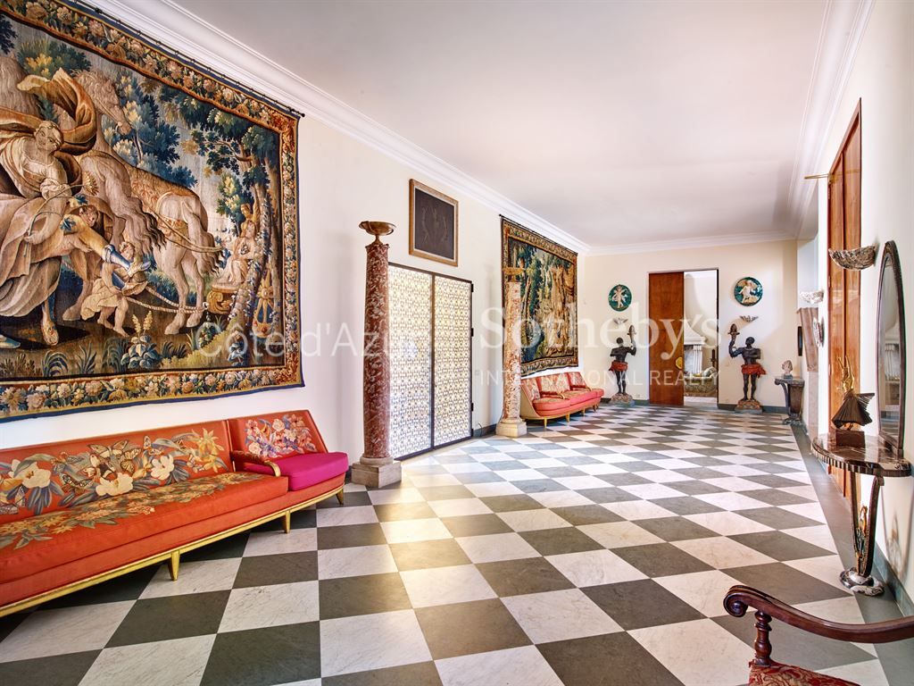 castle 39 Rooms for sale on BIOT (06410)