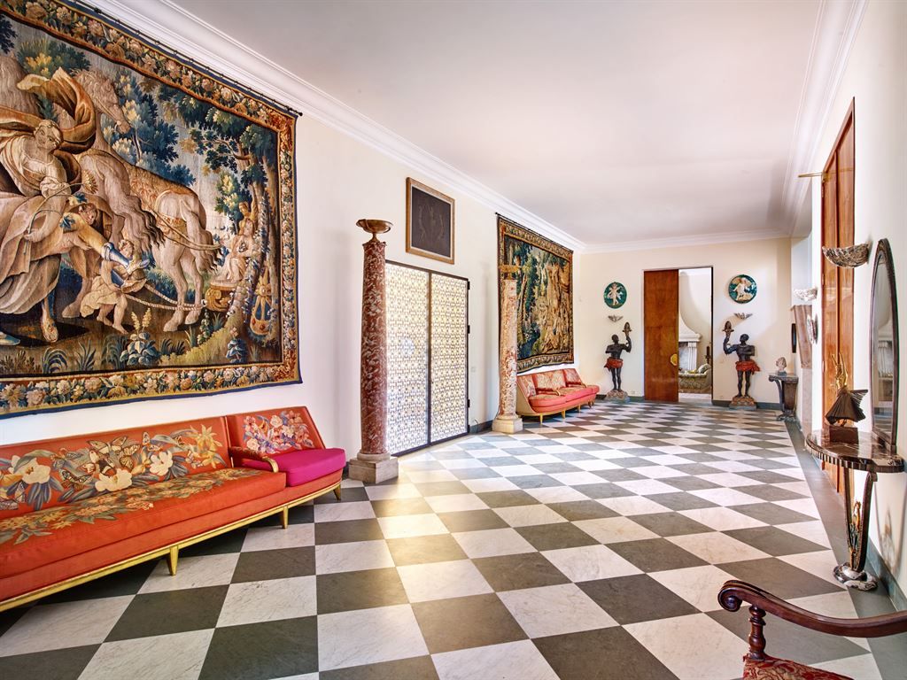 castle 39 Rooms for sale on BIOT (06410)