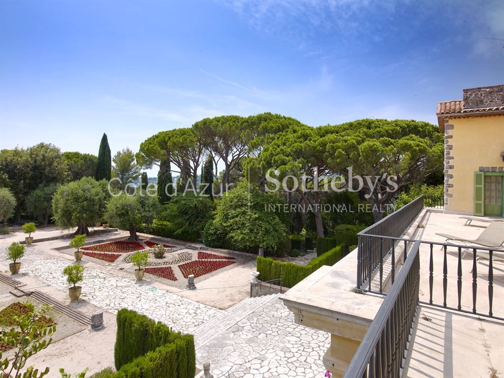 castle 39 Rooms for sale on BIOT (06410)