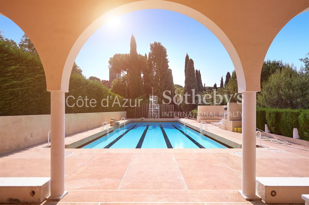 castle 39 Rooms for sale on BIOT (06410)