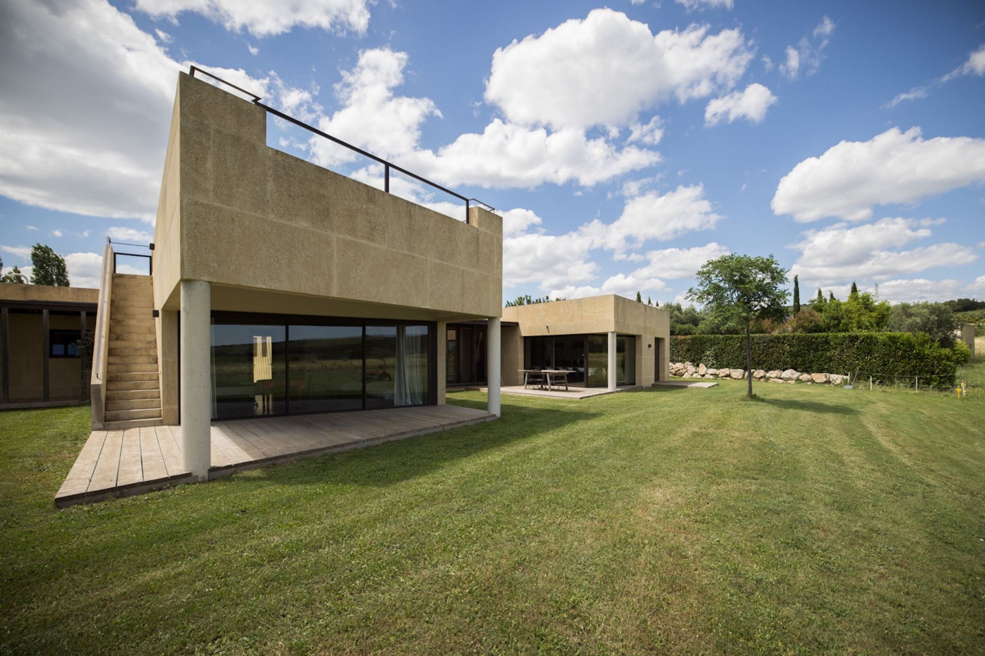 luxury property 8 Rooms for sale on UZES (30700)