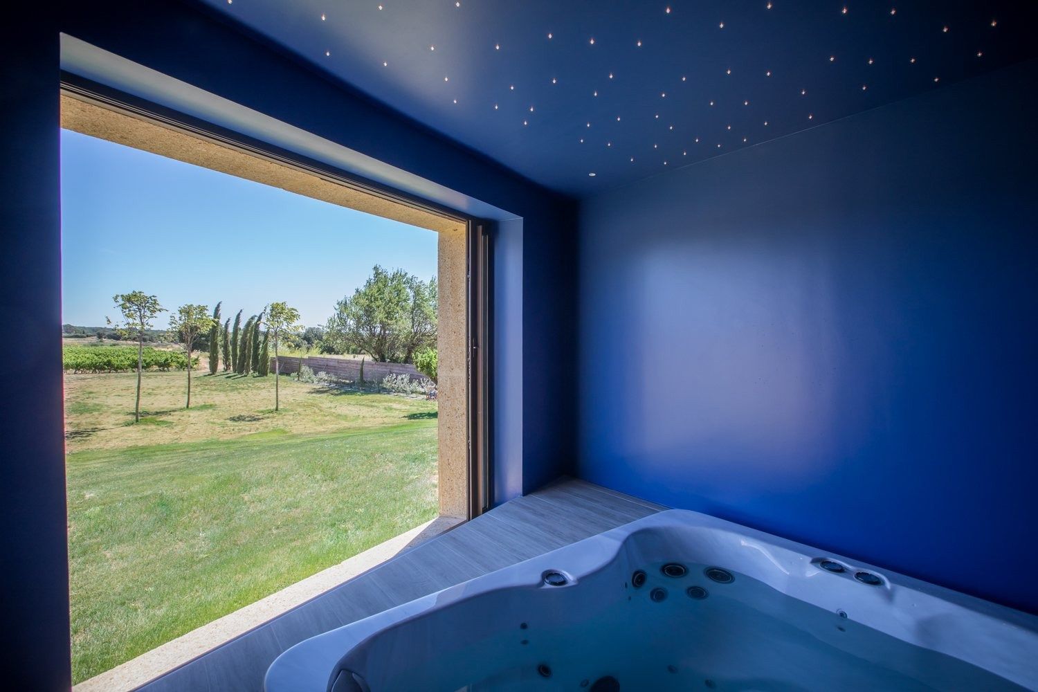 luxury property 8 Rooms for sale on UZES (30700)