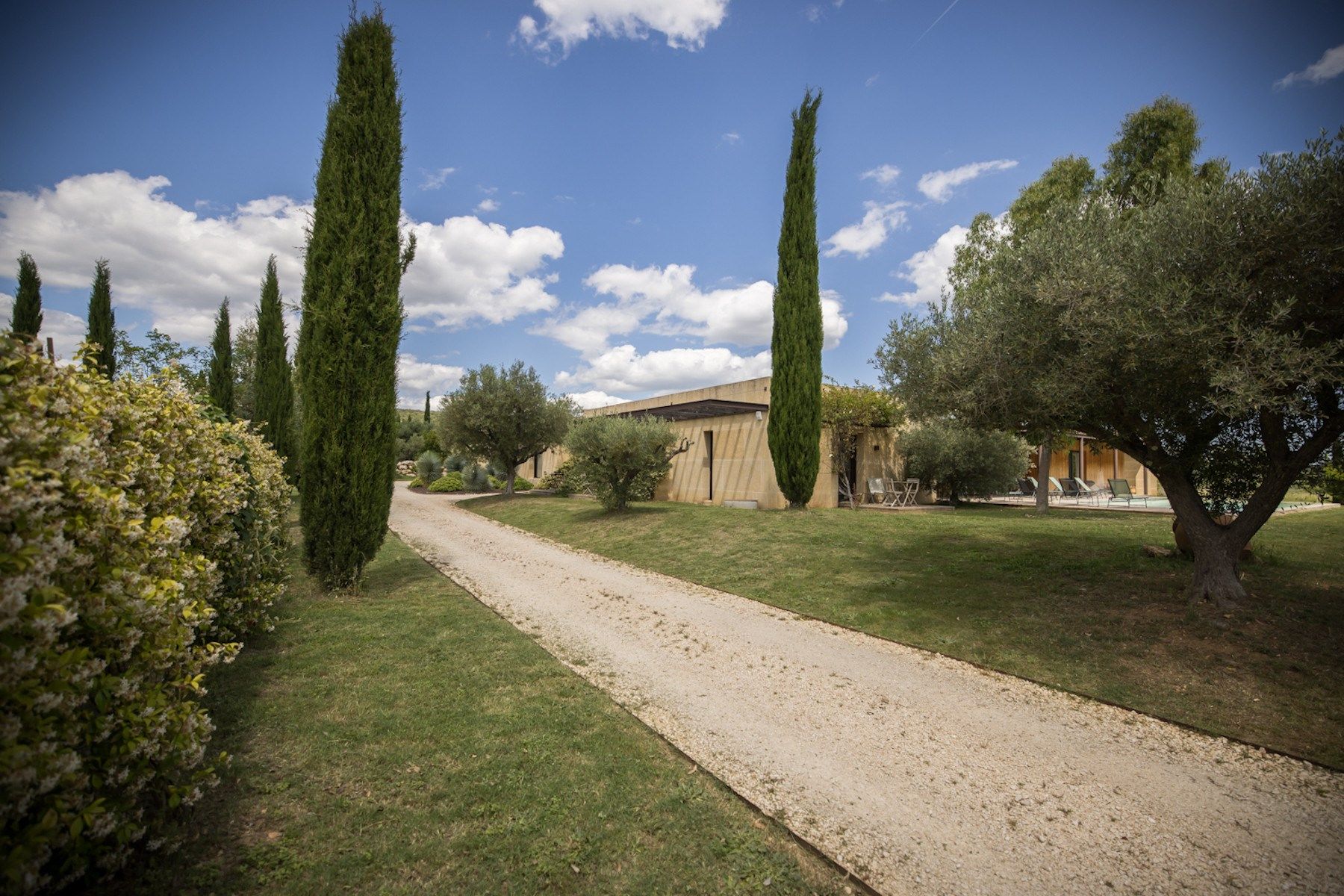 luxury property 8 Rooms for sale on UZES (30700)