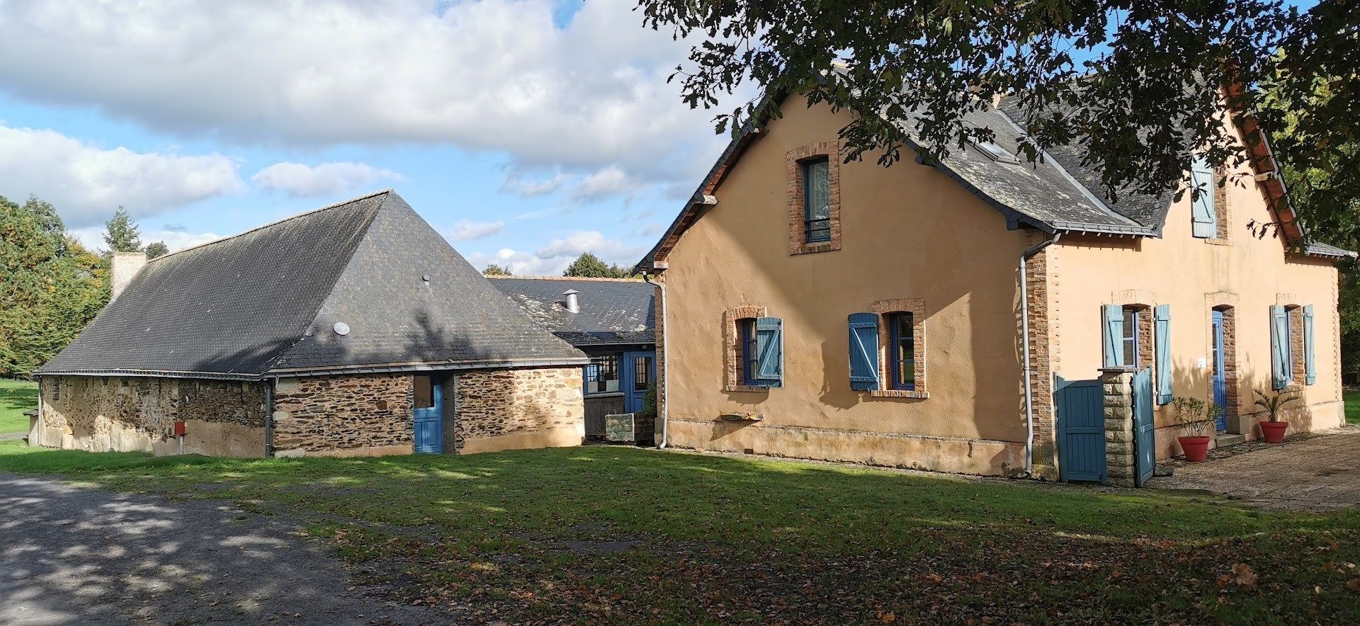 luxury property 92 Rooms for sale on ANGERS (49000)