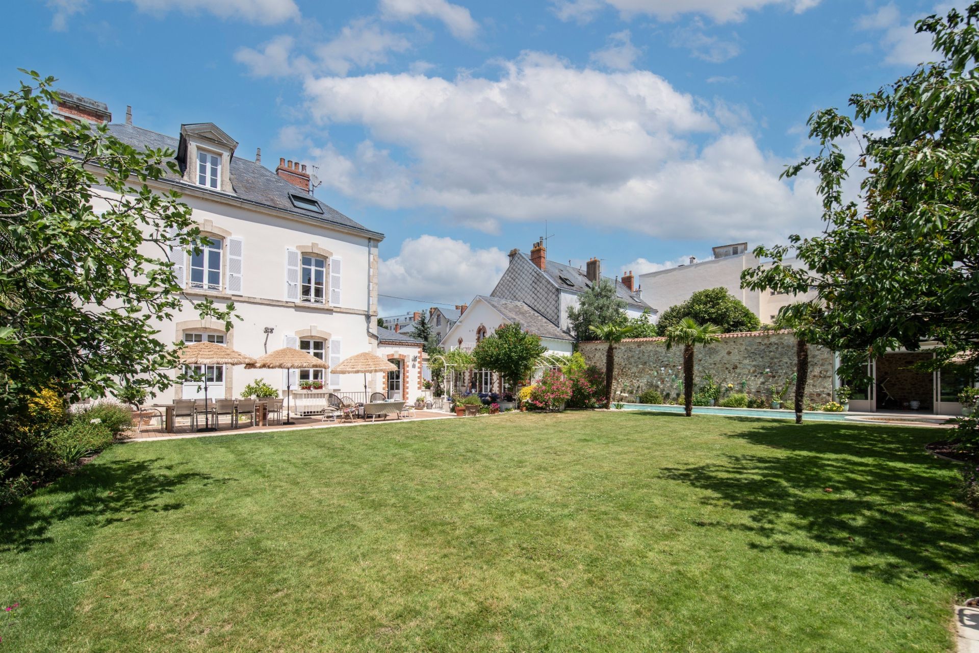 hôtel particulier 9 Pièces en vente sur LA ROCHE SUR YON (85000)