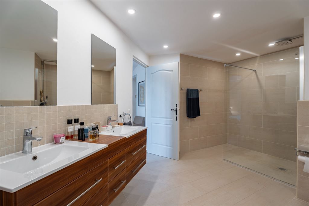 luxury villa 9 Rooms for sale on MOUGINS (06250)