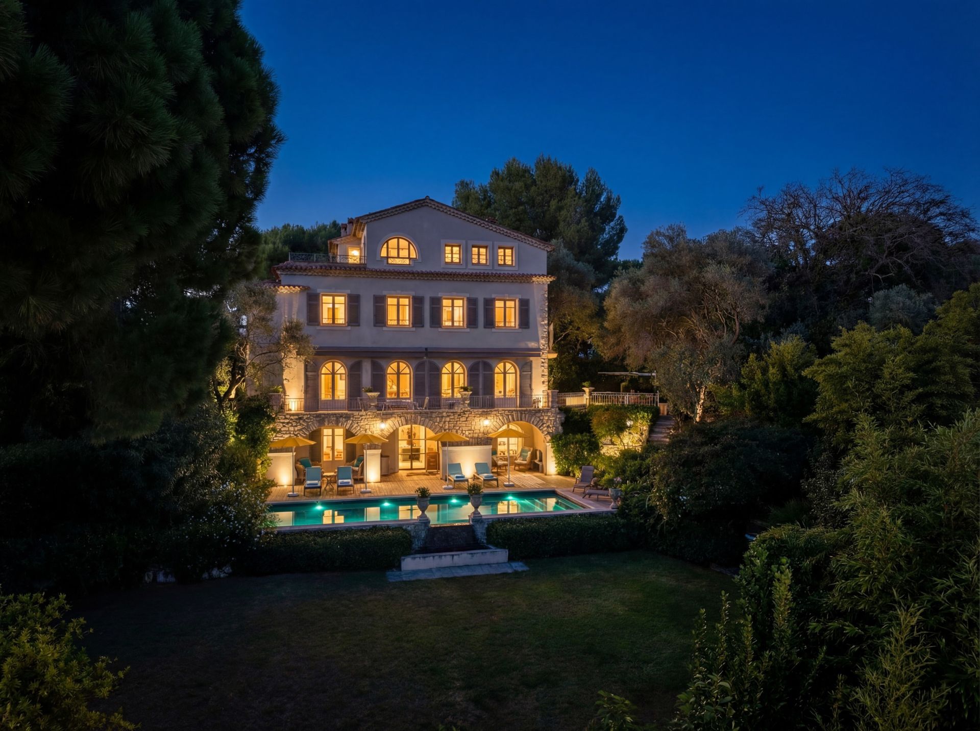 luxury villa 5 Rooms for sale on CAP D ANTIBES (06160)
