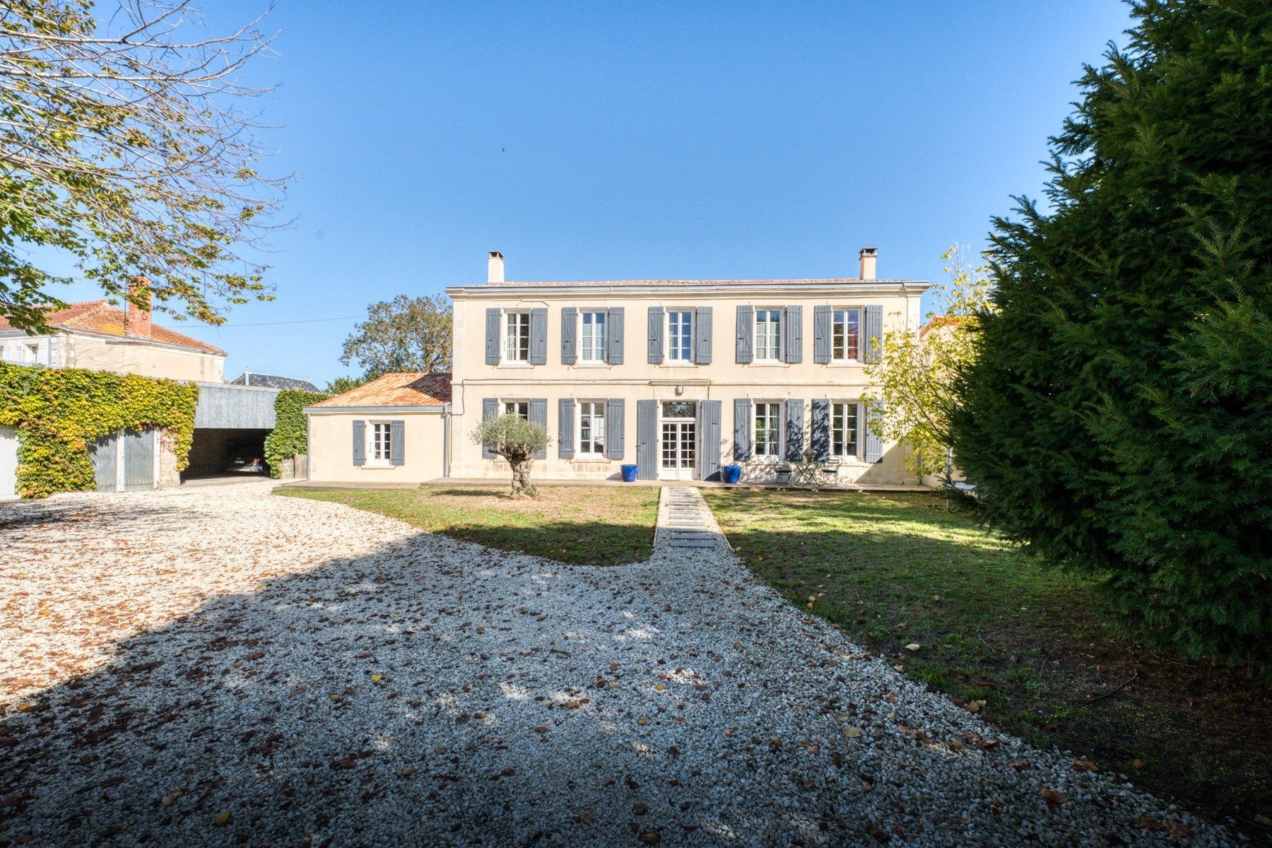 luxury house 7 Rooms for sale on LA ROCHELLE (17000)