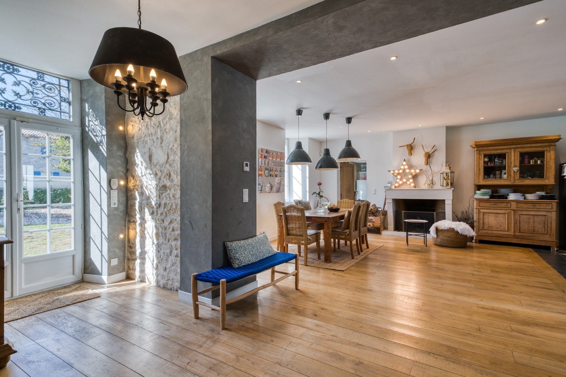 luxury house 7 Rooms for sale on LA ROCHELLE (17000)