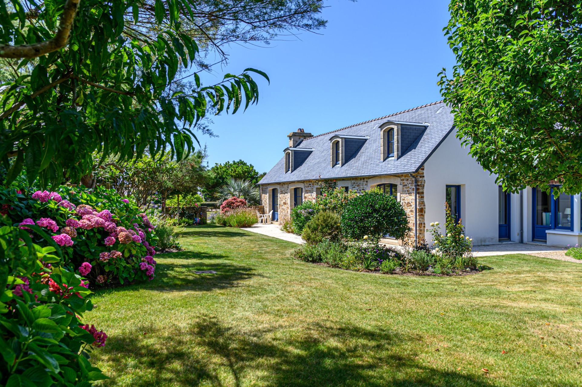 luxury house 9 Rooms for sale on PLONEOUR LANVERN (29720)