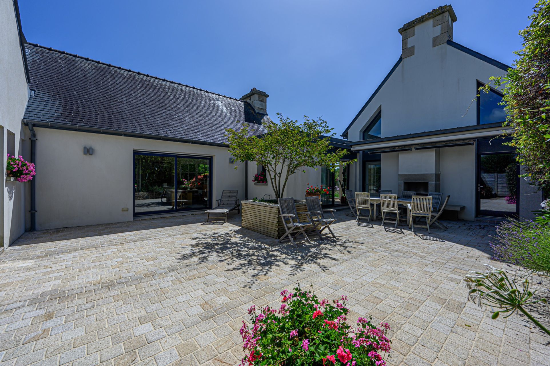 luxury house 9 Rooms for sale on PLONEOUR LANVERN (29720)