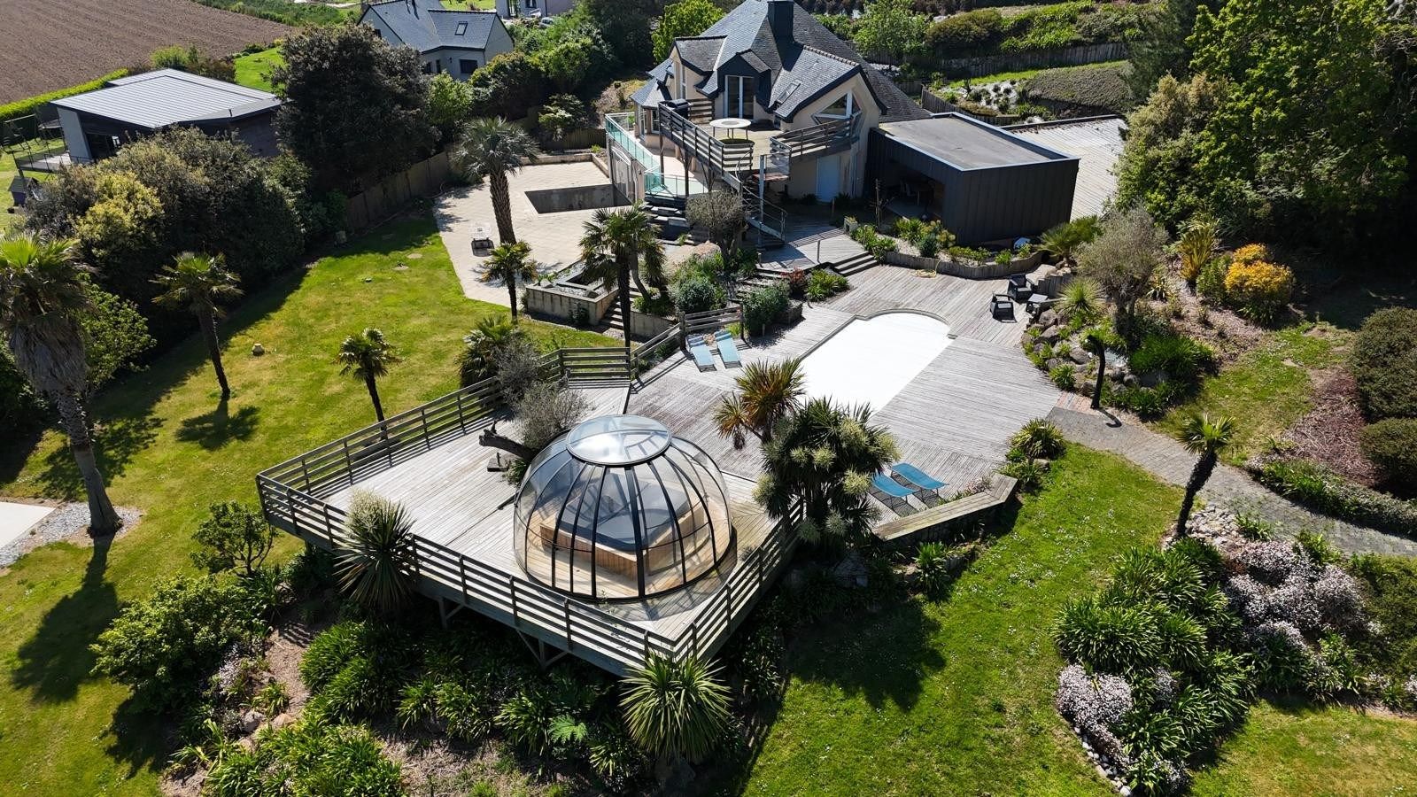 luxury villa 10 Rooms for sale on LOGUIVY DE LA MER (22620)