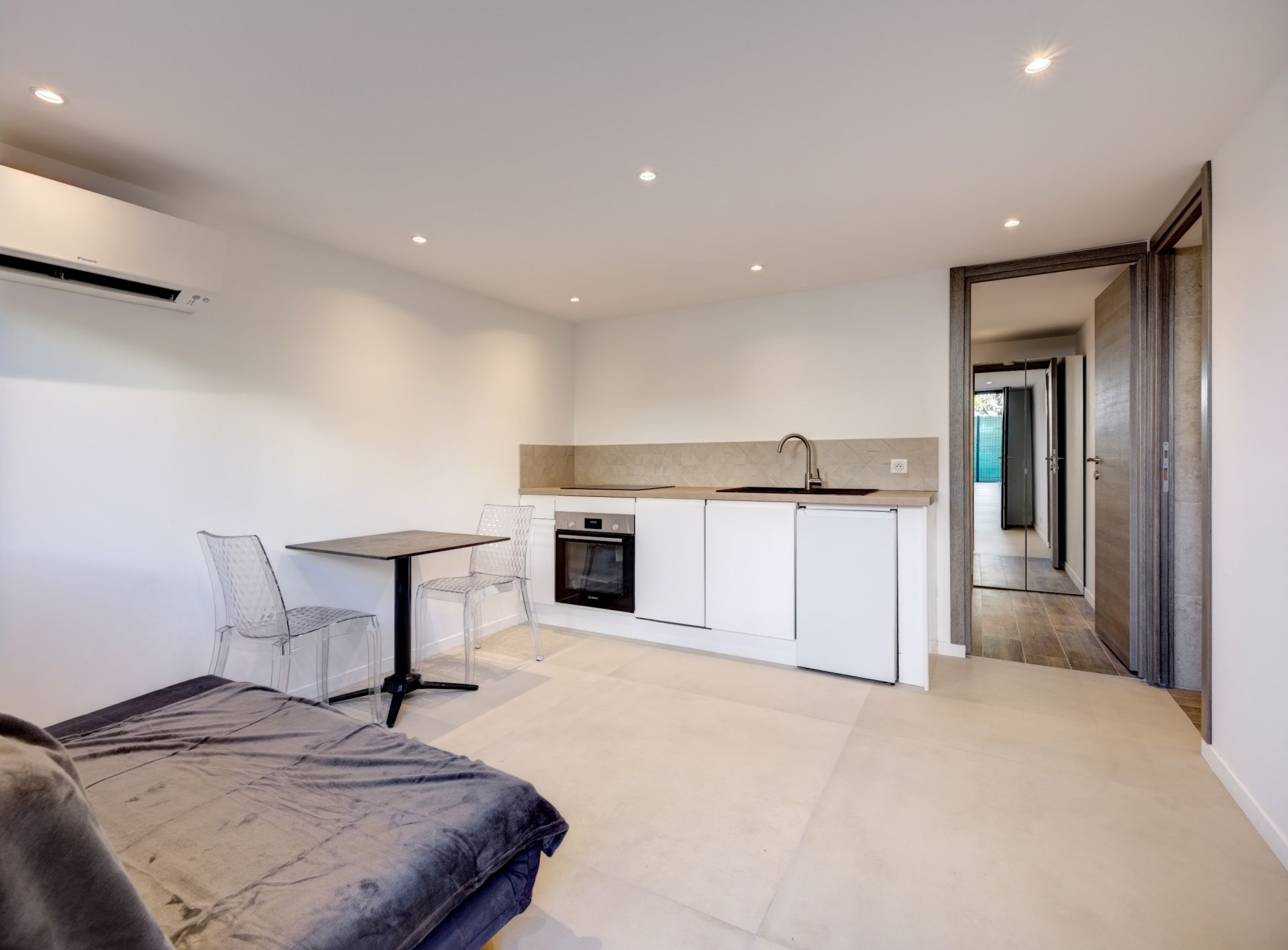 luxury villa 6 Rooms for sale on CANNES (06400)