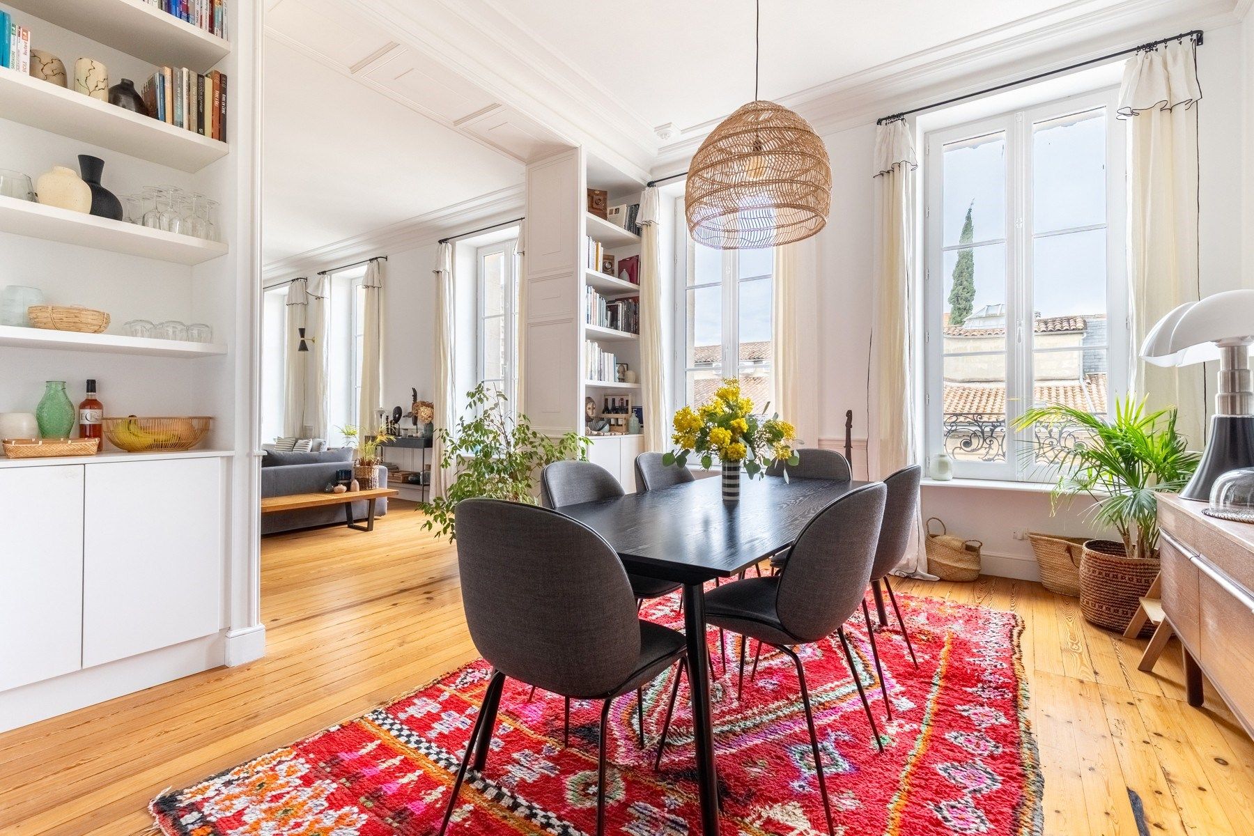 luxury apartment 6 Rooms for sale on BORDEAUX (33000)