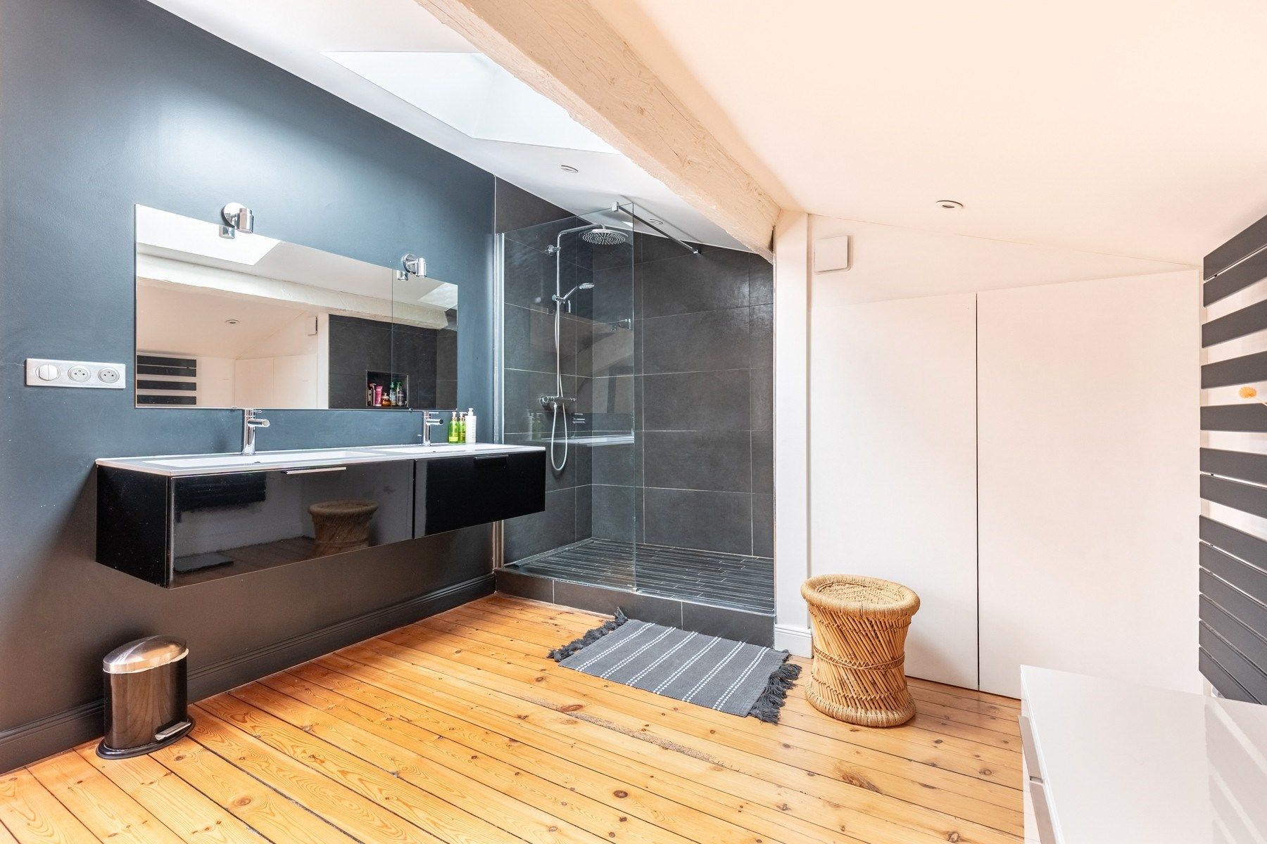 luxury apartment 6 Rooms for sale on BORDEAUX (33000)