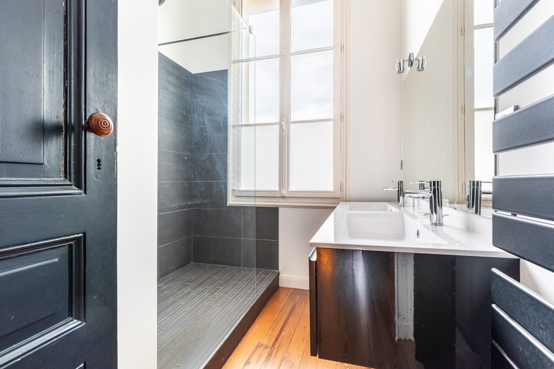 luxury apartment 6 Rooms for sale on BORDEAUX (33000)
