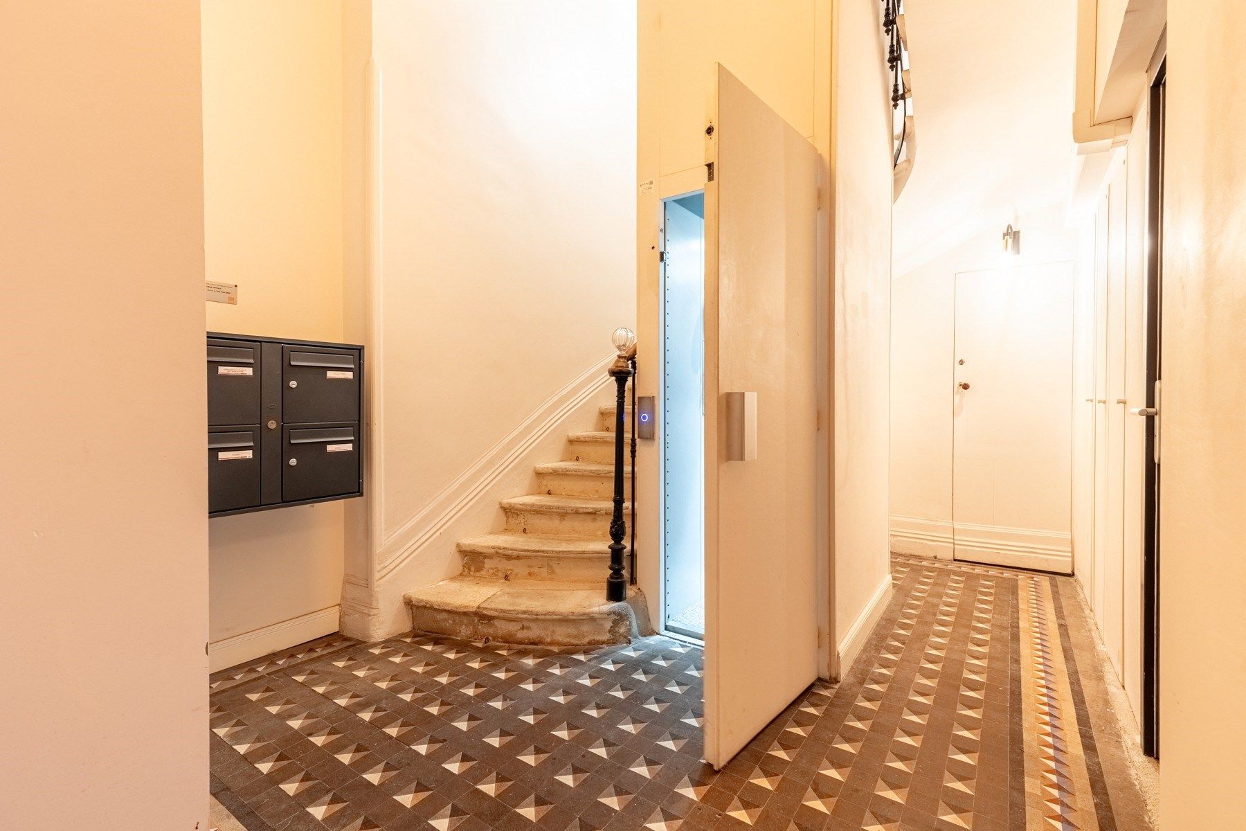 luxury apartment 6 Rooms for sale on BORDEAUX (33000)