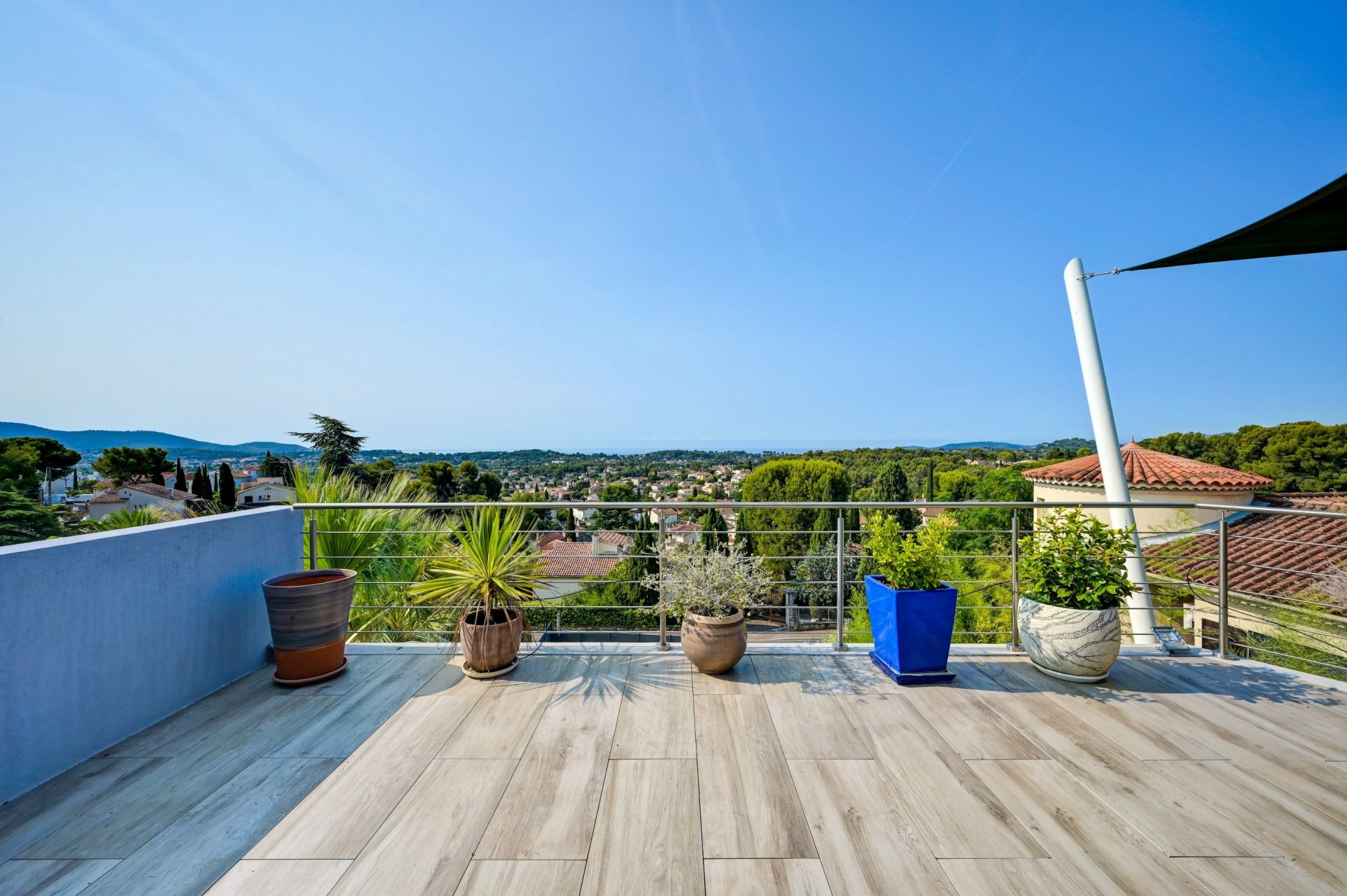 luxury villa 7 Rooms for sale on LA GARDE (83130)