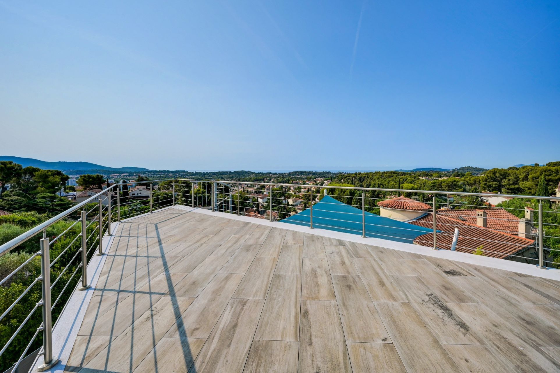 luxury villa 7 Rooms for sale on LA GARDE (83130)