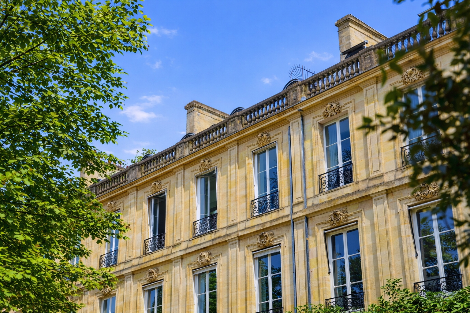 luxury apartment 5 Rooms for sale on BORDEAUX (33000)