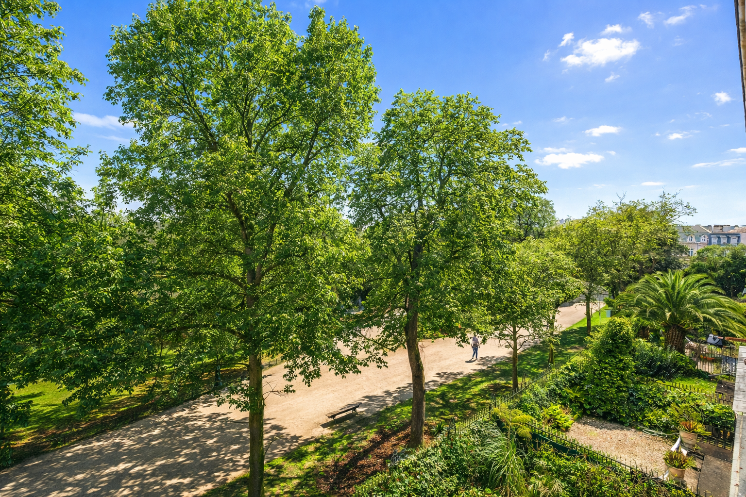 luxury apartment 5 Rooms for sale on BORDEAUX (33000)