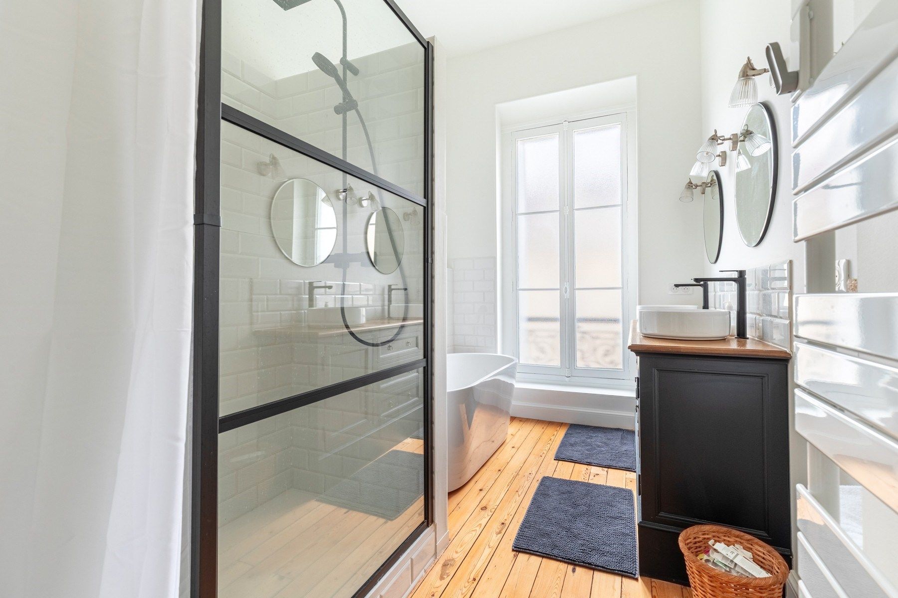 luxury apartment 5 Rooms for sale on BORDEAUX (33000)