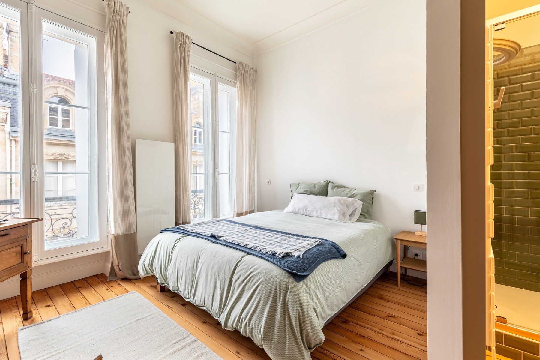 luxury apartment 5 Rooms for sale on BORDEAUX (33000)