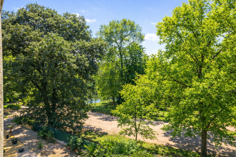 luxury apartment 5 Rooms for sale on BORDEAUX (33000)