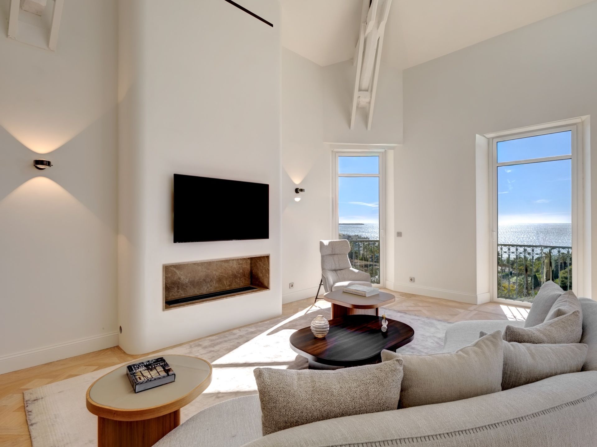 luxury loft 5 Rooms for sale on CANNES (06400)