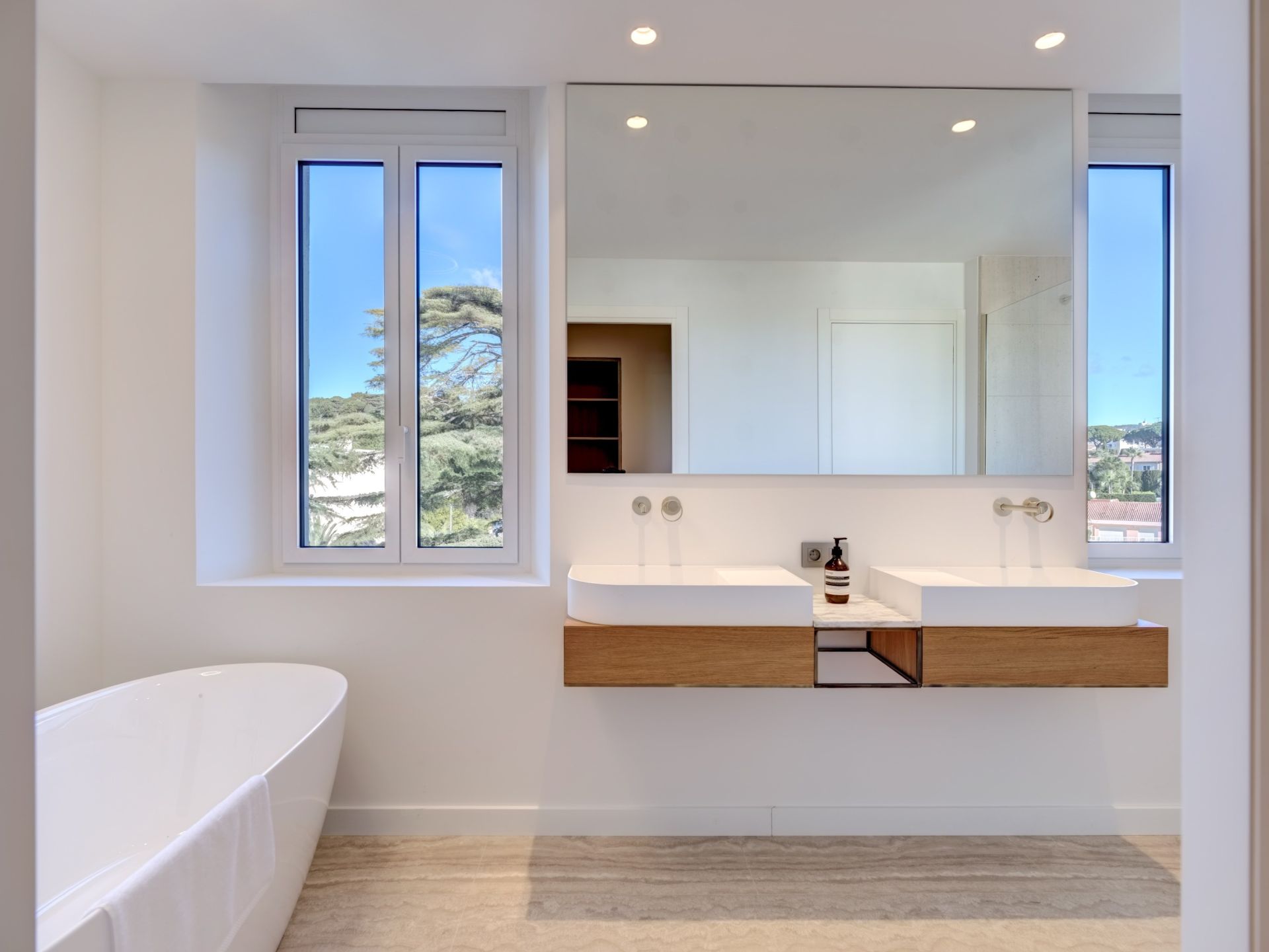 luxury loft 5 Rooms for sale on CANNES (06400)