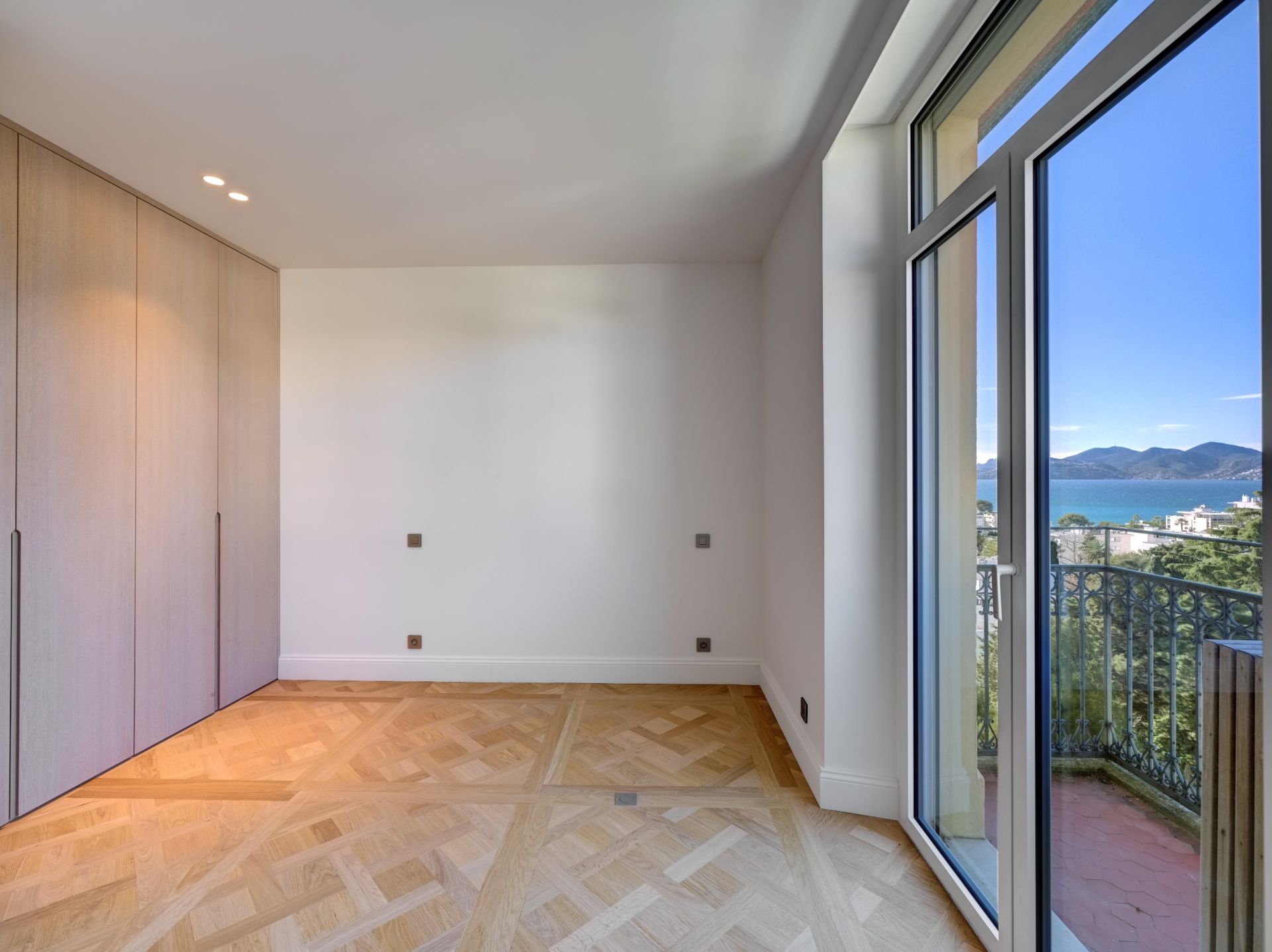 luxury loft 5 Rooms for sale on CANNES (06400)