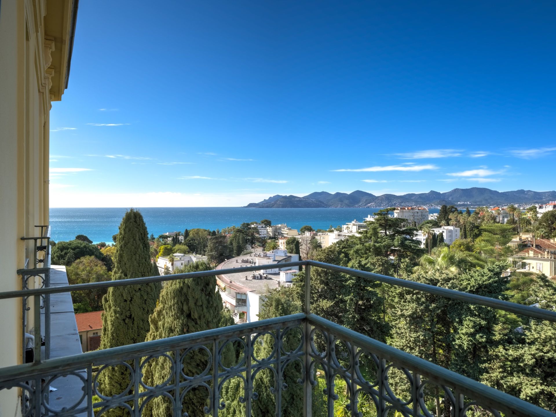 luxury loft 5 Rooms for sale on CANNES (06400)