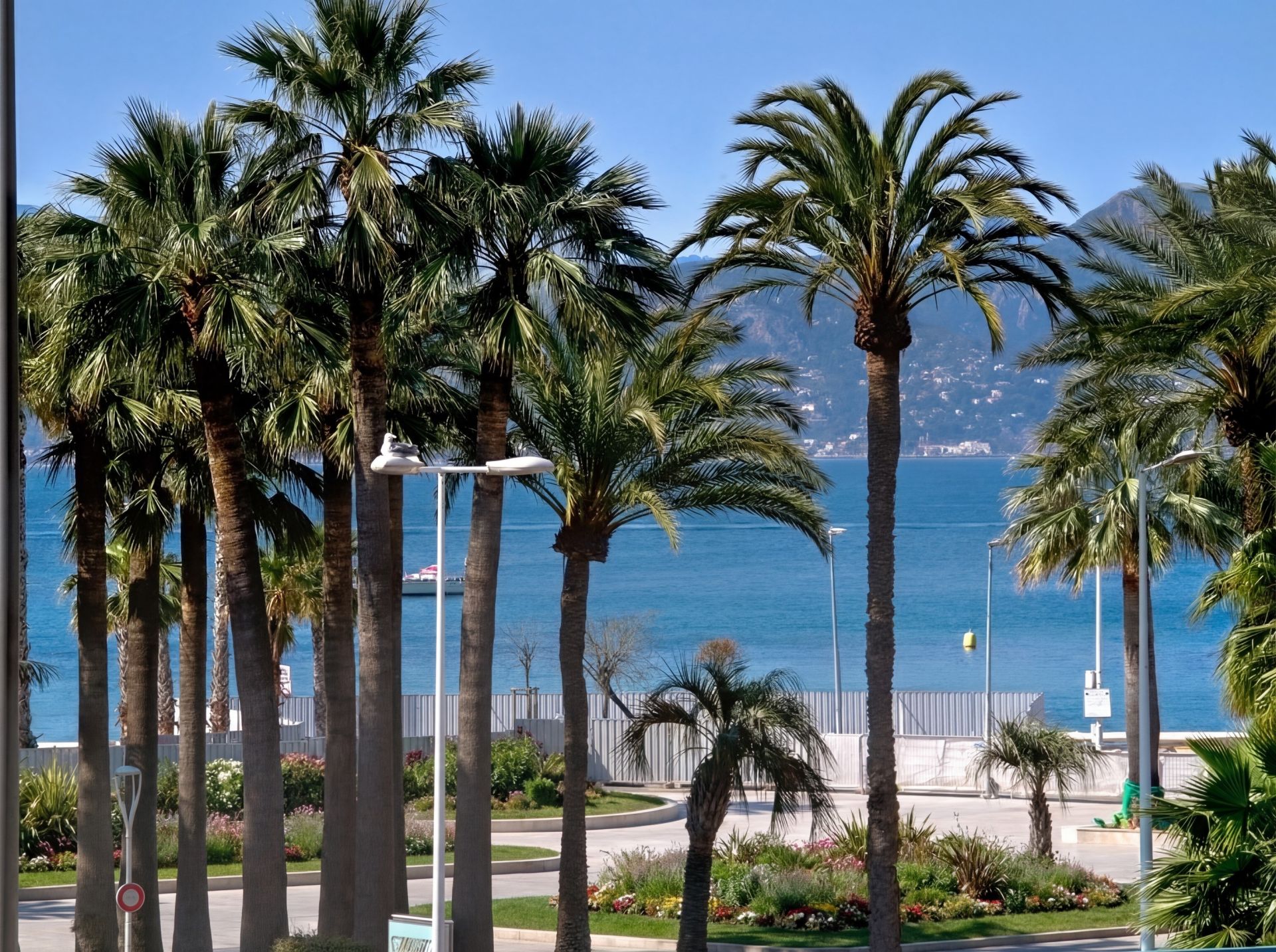 mansion 7 Rooms for sale on CANNES (06400)