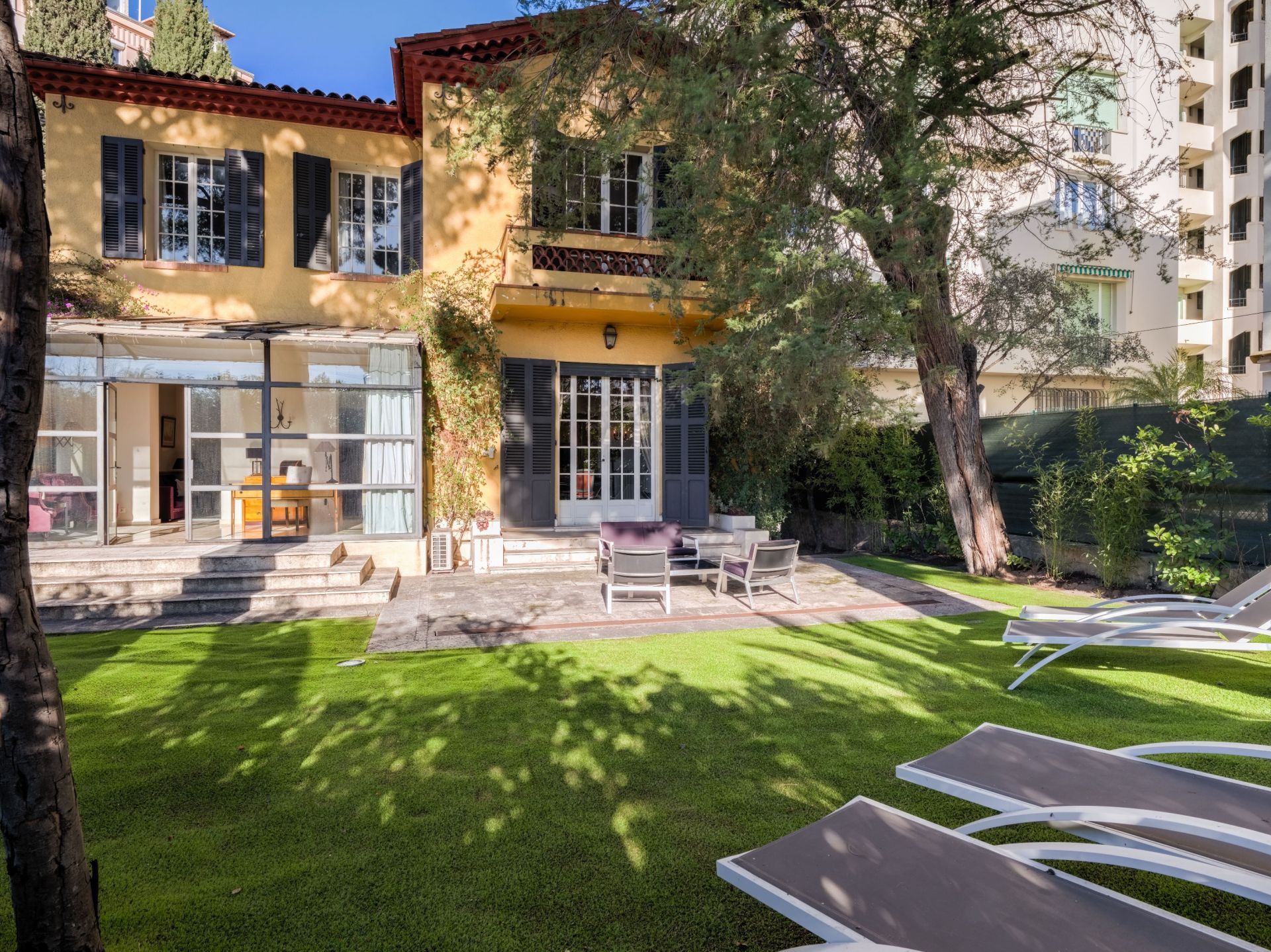mansion 7 Rooms for sale on CANNES (06400)